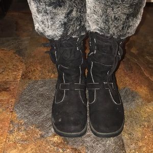 Black and fur snow boots